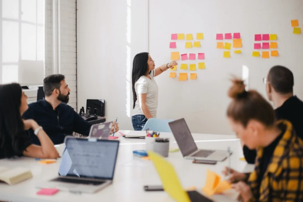 Marketing B2B (business to business) es aquel en el que una empresa vende sus productos a otra empresa y no directamente a un consumidor final. 